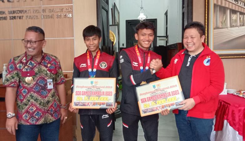 2 Atlet Wushu Salatiga Peraih Emas SEA Games 2023 Terima Bonus dari Pemkot