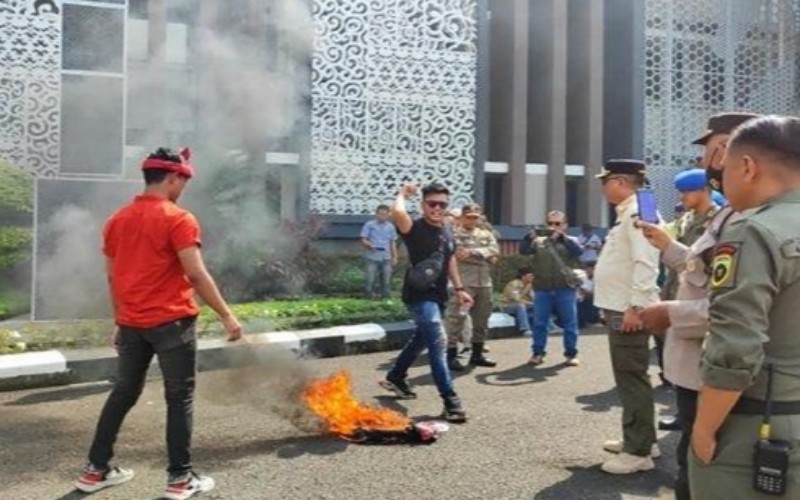 Truk Masih Masuk Palembang di Siang Hari, Kantor Gubernur Sumsel Didemo