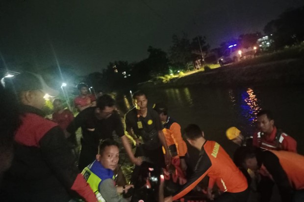 title Pengendara Motor Tewas Mengambang di Selokan Mataram Pengendara Motor Tewas Mengambang di Selokan Mataram