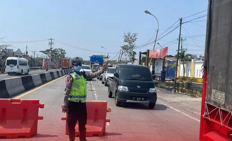  Arus Kendaraan di Jalan Pantura Tersendat, Polres Demak Gelar Rekayasa Lalu Lintas 