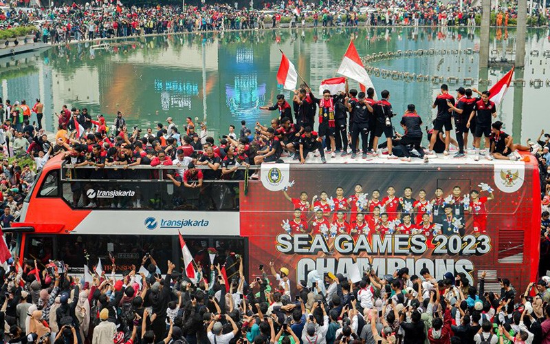 Ribuan Suporter Sambut Arak-arakan Timnas Indonesia U-22, Pemain Pamer Medali Emas - Bagian 1