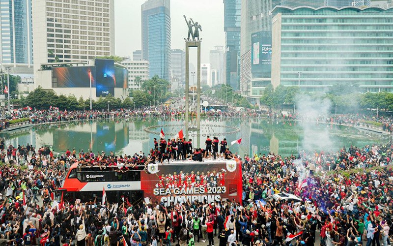 Ribuan Suporter Sambut Arak-arakan Timnas Indonesia U-22, Pemain Pamer Medali Emas - Bagian 4