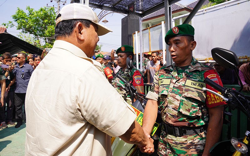 Prabowo Bagikan 112 Motor ke Babinsa Pekalongan - Bagian 1