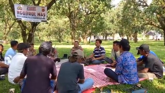 title Suhu Panas Landa Majalengka, Warga Pilih Kebun Mangga untuk Musyawarah Suhu Panas Landa Majalengka, Warga Pilih Kebun Mangga untuk Musyawarah