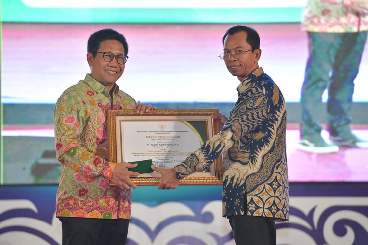 title Bupati Pasangkayu Dianugerahi Penghargaan Transmigrasi Berstatus Mandiri Bupati Pasangkayu Dianugerahi Penghargaan Transmigrasi Berstatus Mandiri