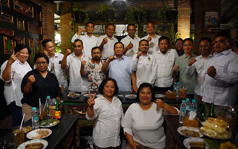 Gibran Temani Prabowo Bertemu Relawan Jokowi di Solo - Bagian 3