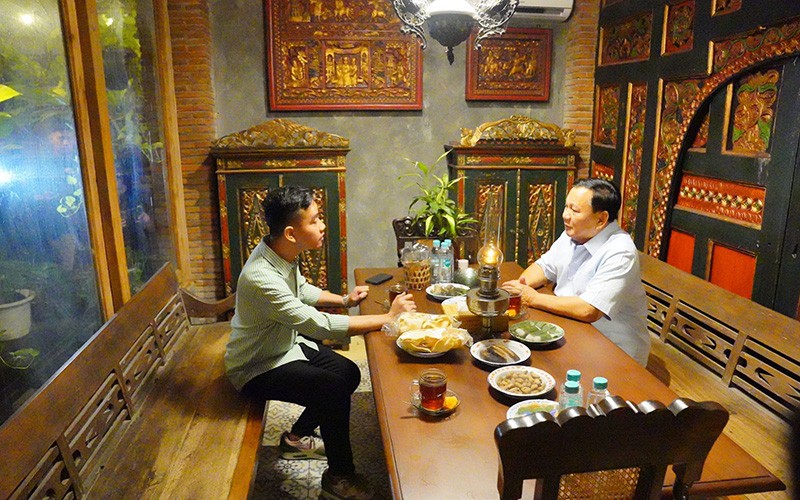 Gibran Temani Prabowo Bertemu Relawan Jokowi di Solo - Bagian 1