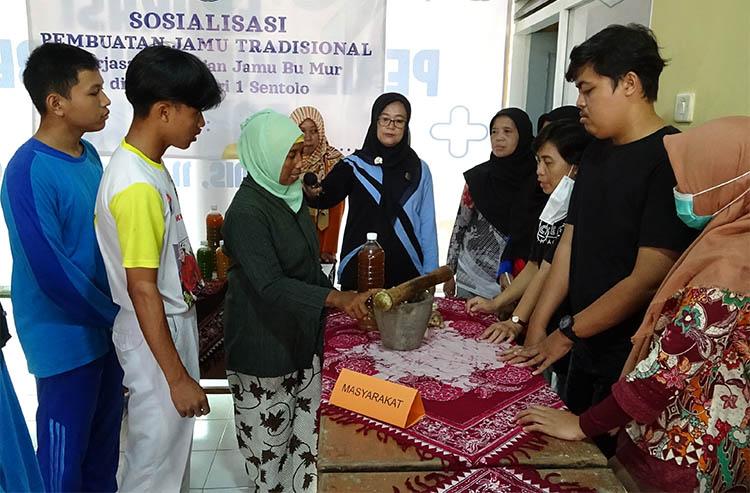 Lestarikan Minuman Tradisional, SMAN 1 Sentolo Undang Perajin Jamu ke Sekolah