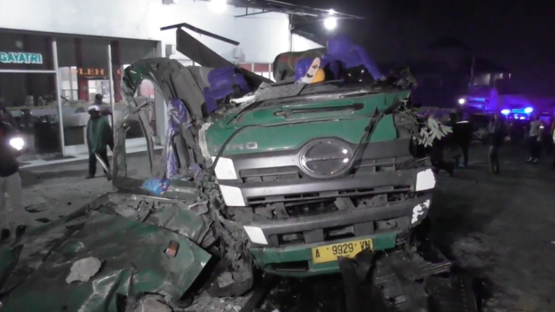 Kecelakaan di Jalur Tengkorak Wonosobo, Kontainer Tabrak Truk, Rumah dan 2 Mobil