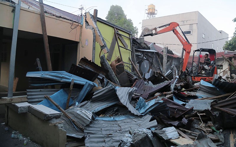 Eksekusi Rumah di Ternate Ricuh Diwarnai Tangisan Warga - Bagian 2