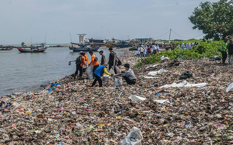 Penampakan Pantai Kotor Penuh Sampah di Pandeglang - Bagian 2