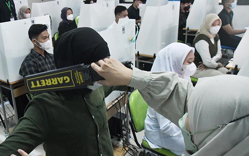 Peserta UTBK-SNBT Diperiksa Ketat untuk Menghindari Kecurangan - Bagian 1