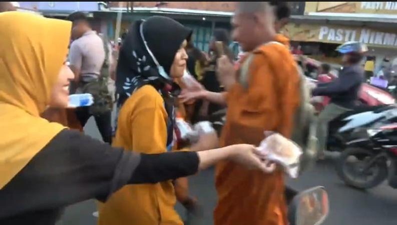 Rombongan Biksu Thudong Masuk Jateng, Disambut Antusias Puluhan Warga Brebes