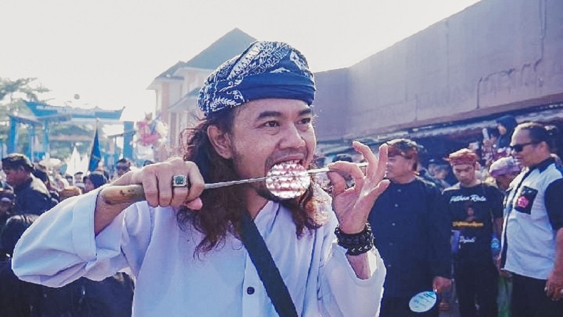 title Atraksi Debus Meriahkan Hari Nelayan Palabuhanratu Sukabumi Atraksi Debus Meriahkan Hari Nelayan Palabuhanratu Sukabumi