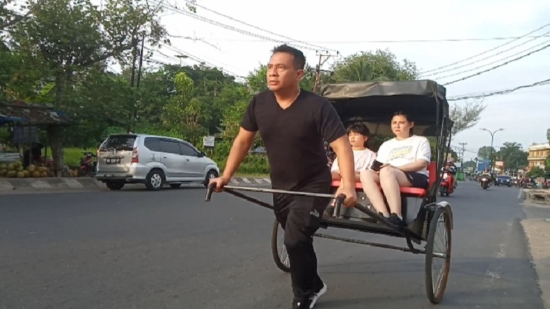 Heboh Anggota Brimob Tarik Becak China di Jalanan Kota Jambi, Mirip Adegan Film Kungfu