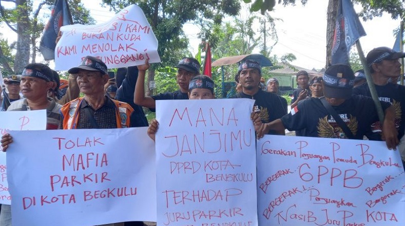 Tolak Parkir Dikelola Pihak Ketiga, Ratusan Jukir Geruduk Kantor DPRD Bengkulu