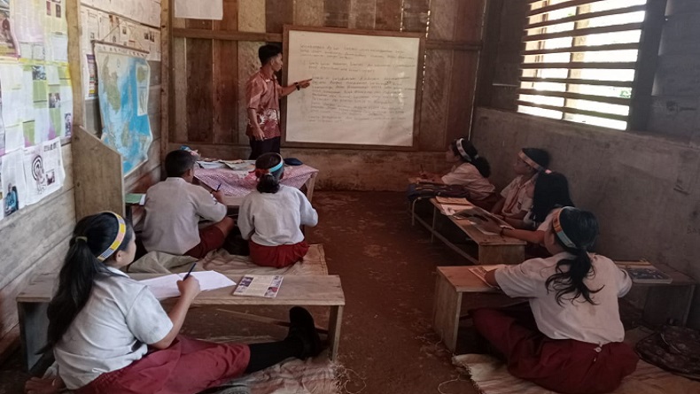 Miris, Siswa SD di Mentawai Belajar di Lantai Beralas Karung