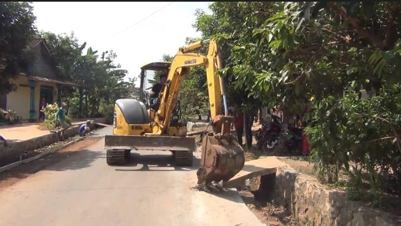 Viral Crazy Rich Batang Rogoh Kocek Pribadi Rp1 Miliar Perbaiki Jalan Kampung 