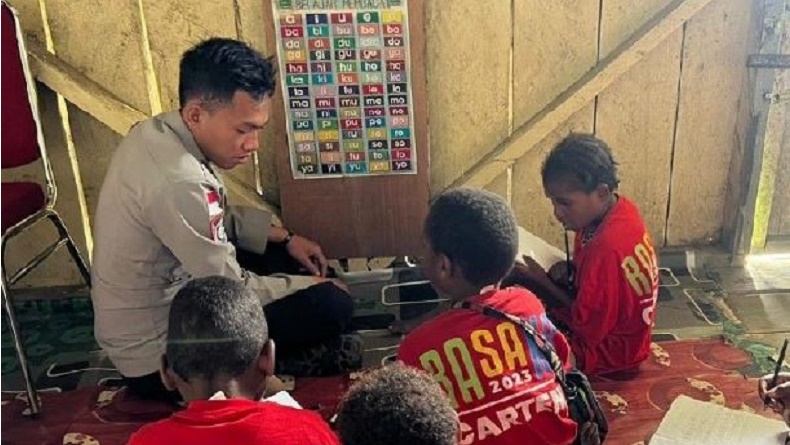 Peduli Pendidikan, Satgas Rasaka Cartenz Ajar Anak Putus Sekolah di Sugapa Intan Jaya