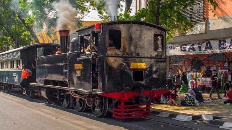 Mobil Ford Terserempet KA Jaladara di Solo, Lokomotif Ikut Rusak