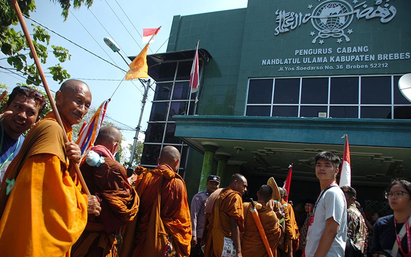 32 Biksu Jalan Kaki Thailand-Candi Borobudur Istirahat di Kantor NU Brebes - Bagian 2