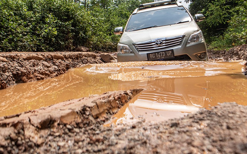 Jalan Rusak Parah di Sumsel, Mobil Sampai Hampir Tenggelam - Bagian 1
