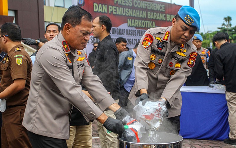 Polda Riau Musnahkan 13 Kg Sabu Hasil Ungkap Narkoba Jaringan Internasional - Bagian 2