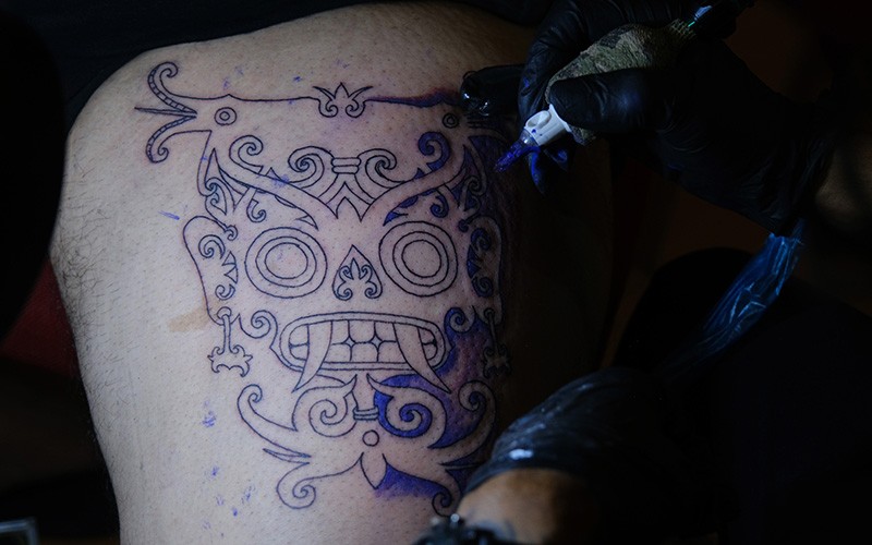 Lomba Membuat Tato Khas Dayak - Bagian 1
