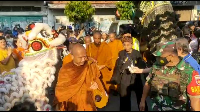 32 Biksu Thudong Disambut Meriah Ratusan Umat Buddha dan Atraksi Barongsai di Tegal