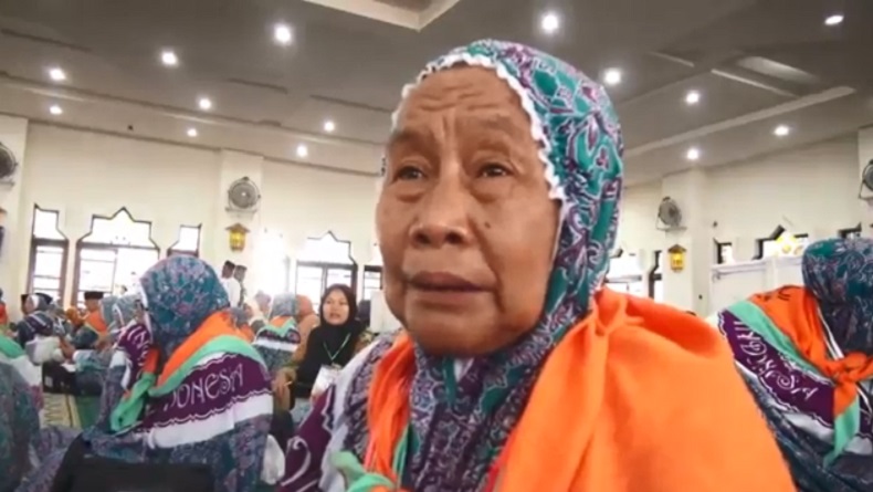Menangis Haru, Nenek Pedagang Warteg Akhirnya Naik Haji usai 2 Kali Gagal