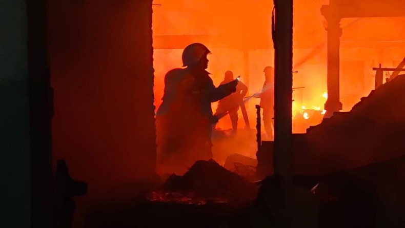 Kebakaran Gudang Perabotan di Mataram, Barang Plastik Picu Api Mudah Membesar