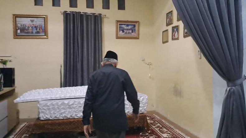 title Tiba di Rumah Duka, Amien Rais Pimpin Salat Jenazah Adiknya Rozaq Rais Tiba di Rumah Duka, Amien Rais Pimpin Salat Jenazah Adiknya Rozaq Rais