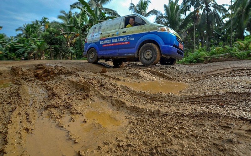 Jalan Menuju Kawasan Wisata di Jambi Rusak Parah - Bagian 1