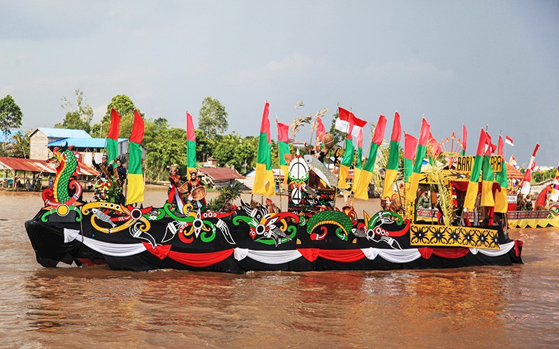 Lomba Perahu Hias di Sungai Kahayan Meriahkan HUT ke-66 Kalteng - Bagian 2