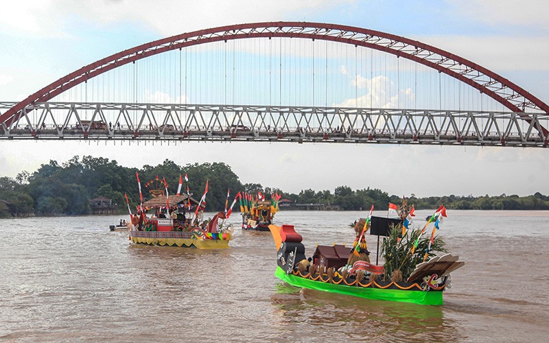 Lomba Perahu Hias di Sungai Kahayan Meriahkan HUT ke-66 Kalteng - Bagian 1