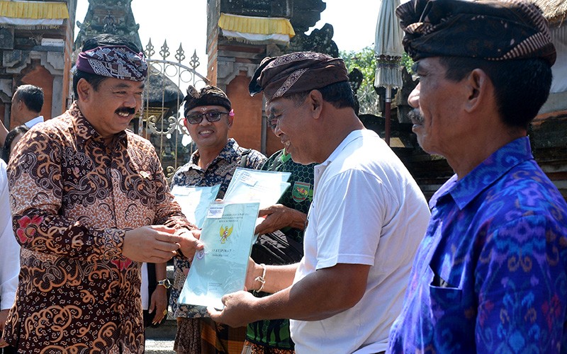 Menteri Hadi Tjahjanto Serahkan Sertifikat Tanah untuk Pura di Gianyar - Bagian 1