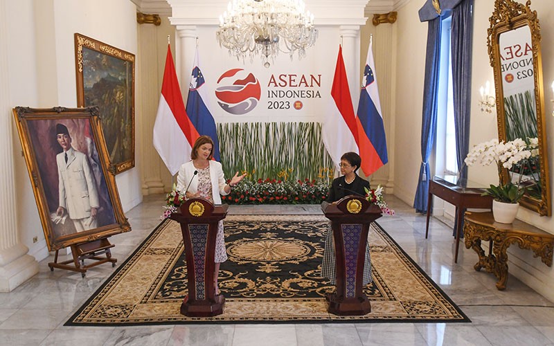 Pertemuan Menteri Retno Marsudi dengan Menlu Slovenia Tanja Fajon - Bagian 1