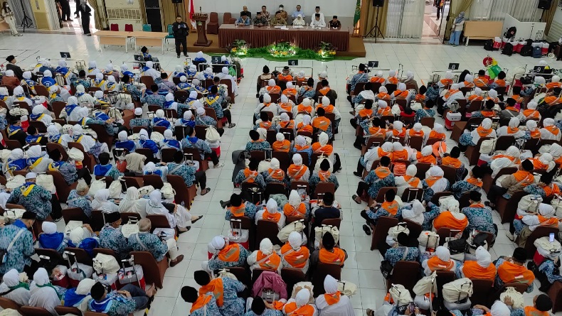Ribuan Calhaj Kloter 1 Dilepas dari Embarkasi Bekasi, Wabup Cianjur Berangkat Haji