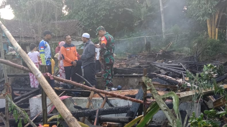 Diduga Korsleting Listrik, Rumah Warga Di Ciambar Sukabumi Ludes Terbakar