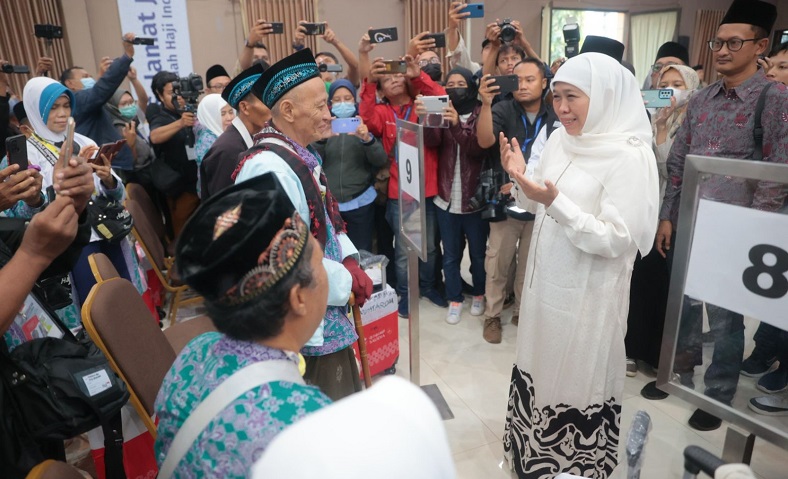 Gubernur Khofifah Lepas 445 Jemaah Haji Kloter Pertama, Ini Pesannya 
