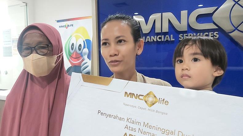 Haru, Ahli Waris Nasabah MNC Life Menangis Dapat Klaim Asuransi Rp500 Juta