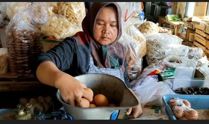 Harga Telur Ayam di Boyolali Tembus Rp32.000 per Kilogram, Omzet Pedagang Turun