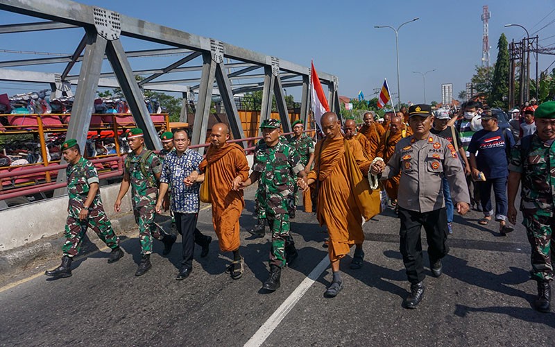 Penyambutan 32 Biksu Jalan Kaki Melintasi Jalur Pantura - Bagian 1