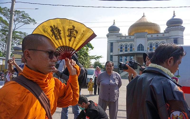 Penyambutan 32 Biksu Jalan Kaki Melintasi Jalur Pantura - Bagian 2