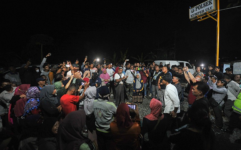 Ratusan Warga Datangi Polsek Kumpeh Ulu Tuntut Pembebasan 10 Warga Desa  - Bagian 1