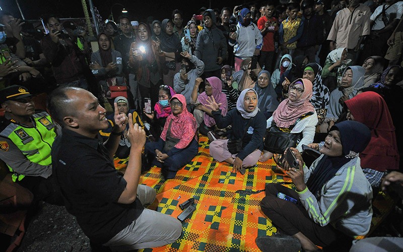 Ratusan Warga Datangi Polsek Kumpeh Ulu Tuntut Pembebasan 10 Warga Desa  - Bagian 2
