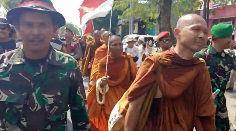 Tiba di Pekalongan, 32 Biksu Thudong Bermalam di Kediaman Habib Luthfi