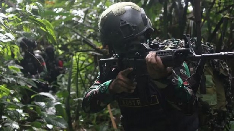 Prajurit Brigif Raider 20 Kostrad Sisir Hutan Papua dan Permukiman Warga
