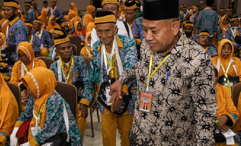 Masih Bugar, Mbah Harun Jemaah Calon Haji Tertua Bikin Gubernur Khofifah Takjub 