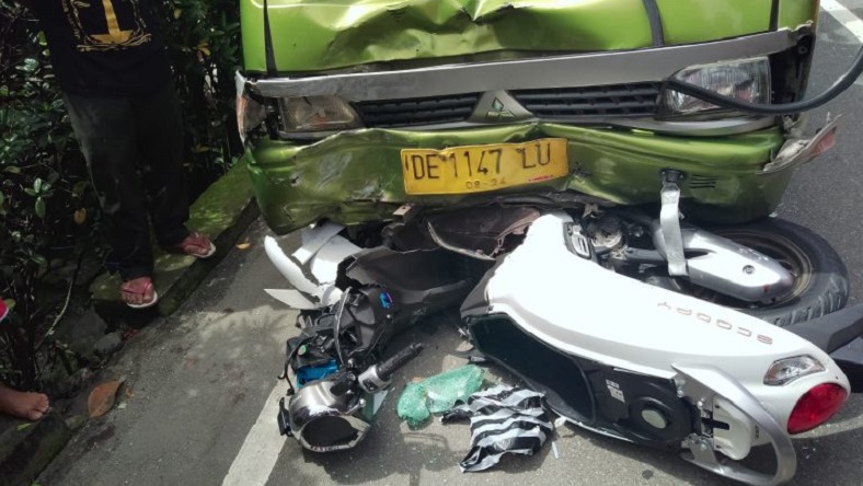 Kecelakaan di Ambon, Pemotor Terseret 15 Meter Ditabrak Angkot Lawan Arah